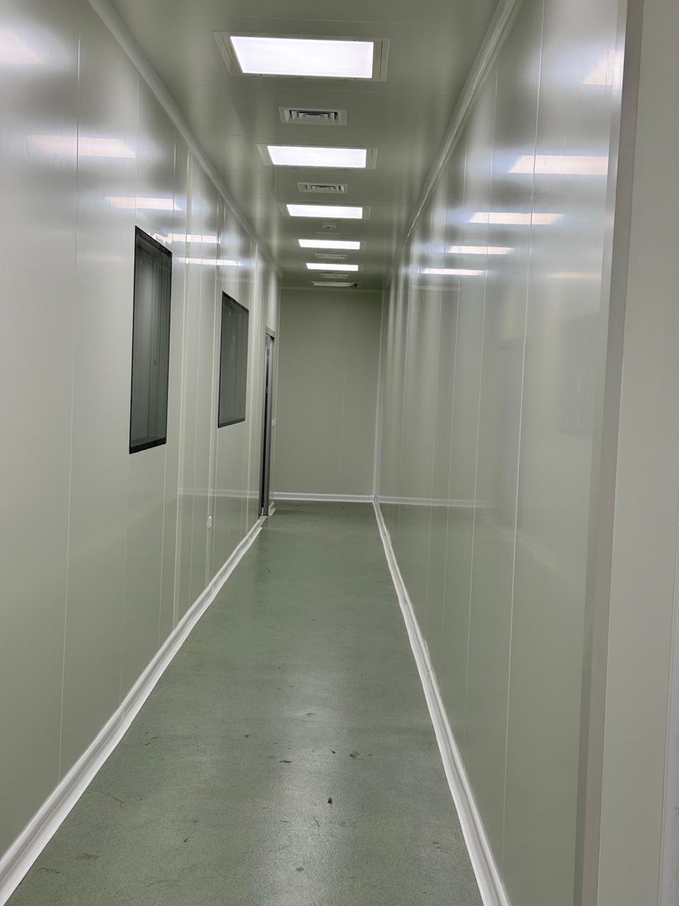 Couloir avec plafond filtrant